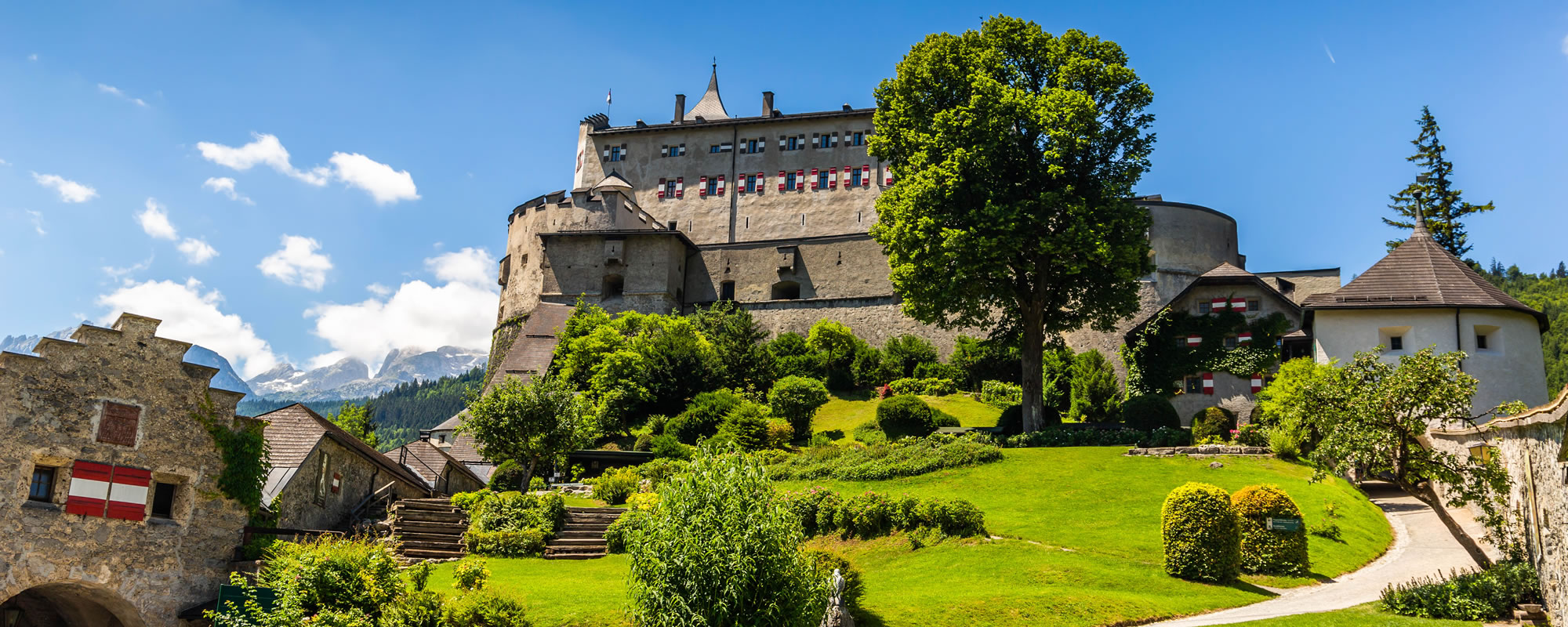 Erlebnisburg Hohenwerfen mit Landesfalknereimuseum und Greifvogelschau